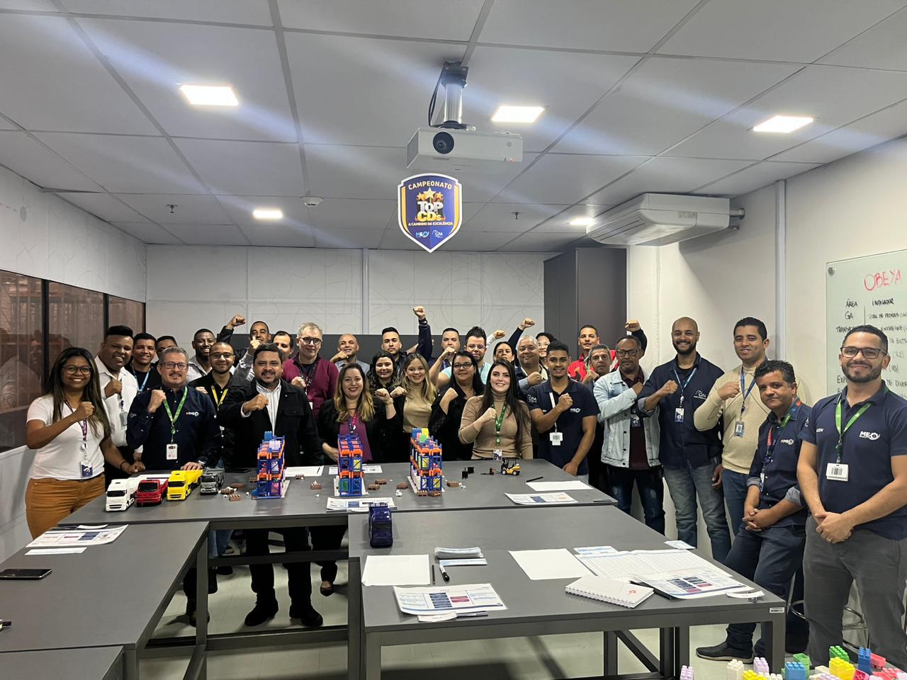 Treinamento com a gestão e a coordenação em sala de reunião